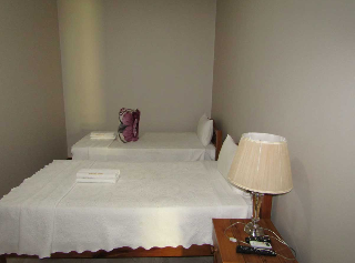 Quarto com duas camas confortáveis